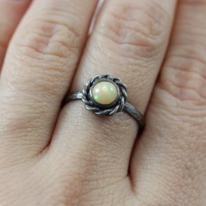 opal, opal z Etiopii, srebro, pierścionek, biżuteria srebrna, biżuteria autorska, pierścionek z opalem, biżuteria z opalem, obrączka fakturowana, srebro młotkowane, chileart